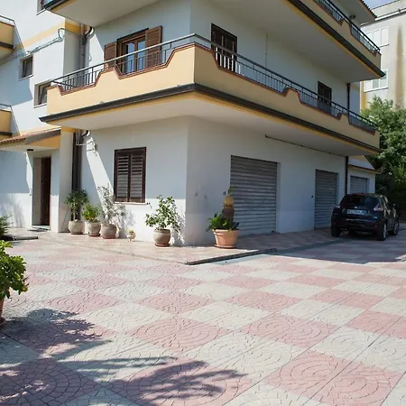 Giusi Con Giardino O Veranda